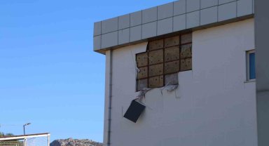 Kuvvetli rüzgar hastanenin dış cephesini yerinden söktü