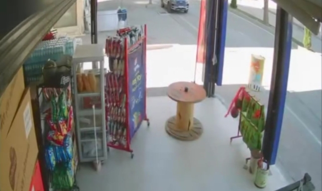 Kuvvetli rüzgar markette stanttaki ürünü böyle sürükledi