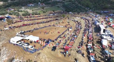 Kuyucak'ta pehlivan develer şampiyonluk için güreşti