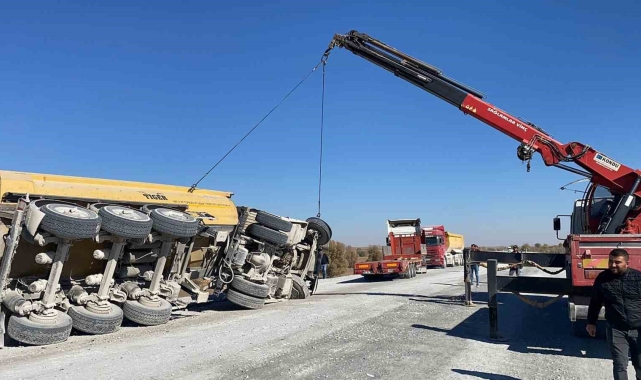 Lastiği patlayan tır devrildi, 1 kişi yaralandı