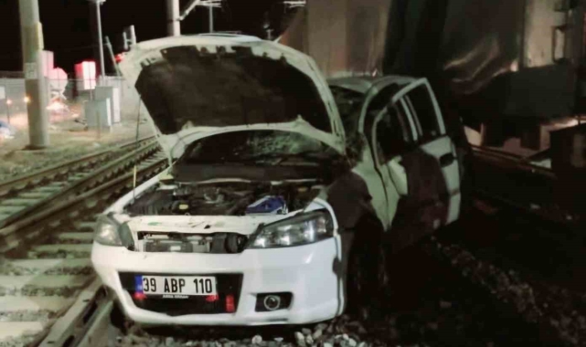 Lüleburgaz'da yük treni ile otomobil çarpıştı: 2 yaralı