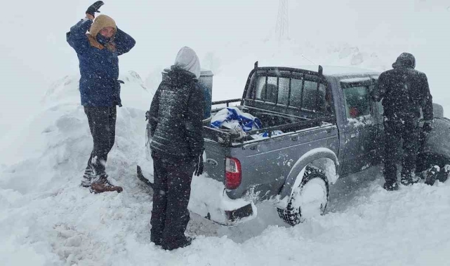 Macahel'de kar sürprizi: Mahsur kalan Fransız turistler kurtarıldı