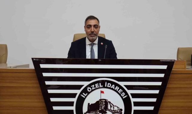 Makam aracı yerine özel aracını kullanıp kamuda tasarrufa örnek oluyor