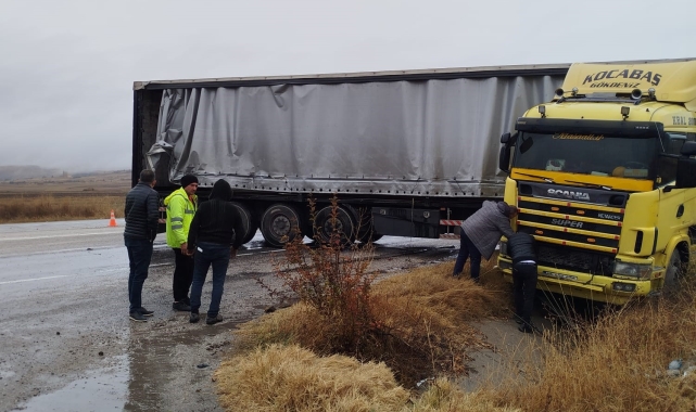 Makaslayan tırın sürücüsü burnu bile kanamadan kurtuldu