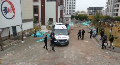 Malatya'da tadilat yapılan binada iskele çöktü: 2 ölü