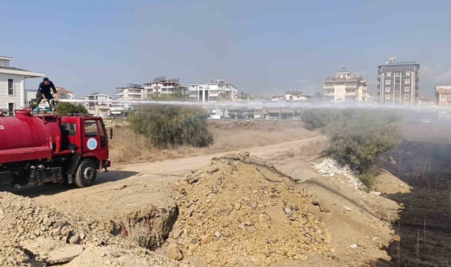 Manavgat'ta çalılık yangını, evlere ulaşmadan söndürüldü