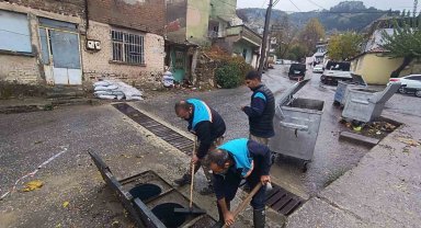 Manisa Büyükşehir ve MASKİ ekipleri şiddetli yağış ve fırtınaya karşı sahada