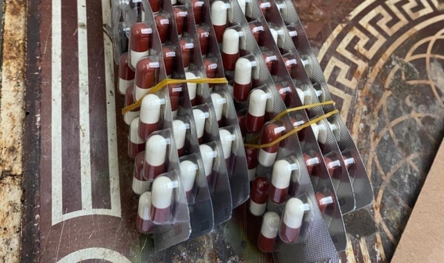 Manisa'da şüpheliden sentetik ecza hapı çıktı