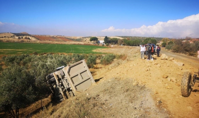 Manisa'da toprak yüklü kamyon zeytin bahçesine devrildi: 1 yaralı