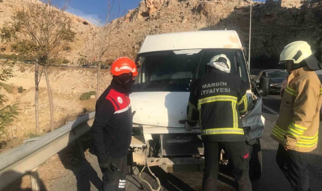 Mardin'de bariyerlere çarpan minibüsün sürücüsü yaralandı