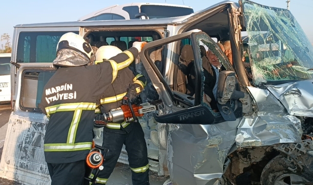 Mardin'de otobüs ile minibüs çarpıştı: 2 yaralı