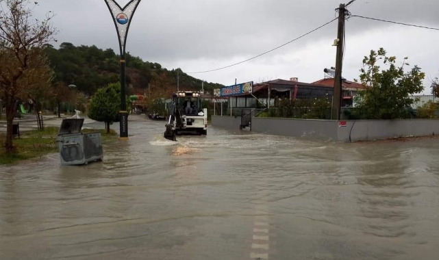 Marmara ve Avşa Adası'nda şiddetli sağanak yağış hayatı olumsuz etkiledi