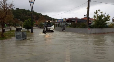 Marmara ve Avşa Adası'nda şiddetli sağanak yağış hayatı olumsuz etkiledi