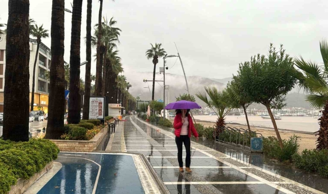 Marmaris'te sağanak yağış etkisini sürdürüyor
