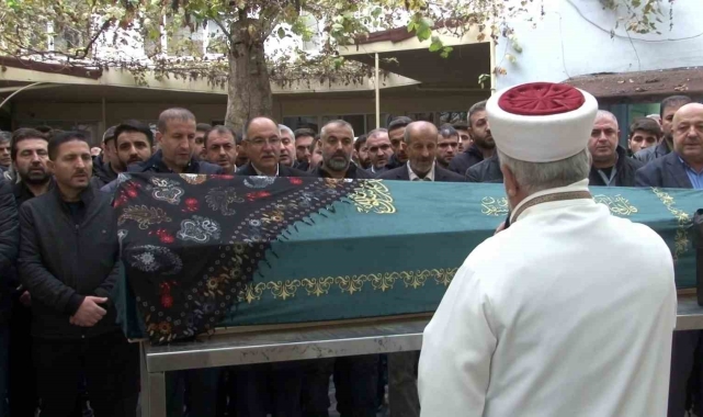 Menekşe deresinde ölü bulunan genç kız, son yolculuğuna uğurlandı