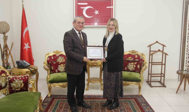 Menteşe Kaymakamı Eriş, emekli öğretmenlere hizmet şeref belgelerini takdim etti
