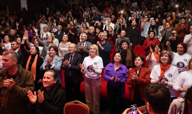 Merkezefendili kadınların performansı ayakta alkışlandı