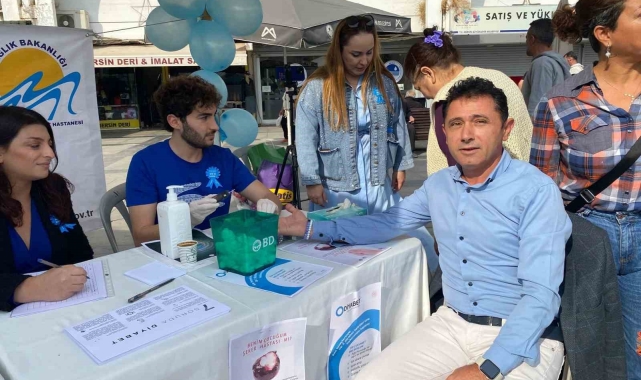 Mersin'de 'Diyabet Günü'nde vatandaşların şeker ölçümleri yapıldı