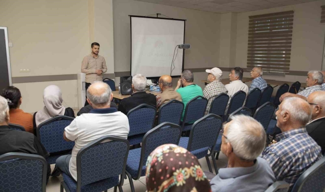 Mersin'de yaş almış vatandaşlar 'akılcı ilaç kullanımı' hakkında bilgilendiriliyor