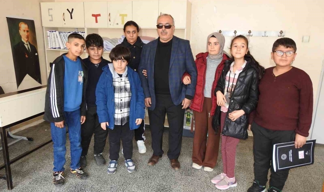 Mezunu olduğu okulda kendisi gibi görme engellilere 40 yıldır öğretmenlik yapıyor
