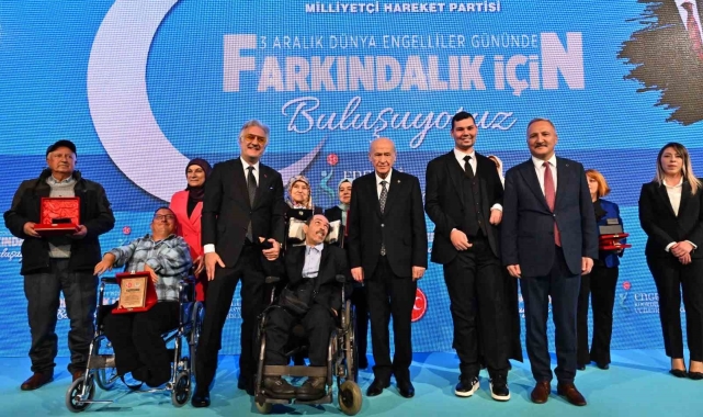 MHP Genel Başkanı Bahçeli, engelli bireylerin anne ve babasının elini öptü