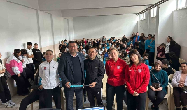Milli Hokey Sporcuları, Menteşe Cumhuriyet Ortaokulu öğrencileriyle buluştu