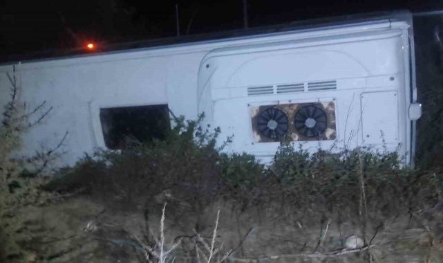 Minibüs yol kenarına devrildi: 3 yaralı