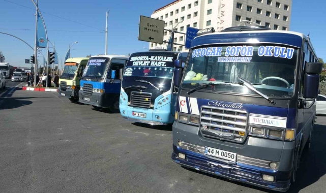 Minibüsçülerin "ceza" tepkisi trafiği kilitledi