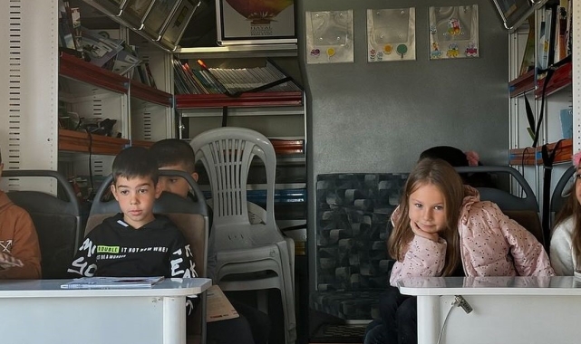 Minik öğrenciler 'Gezici Kütüphane' aracı ile tanıştı