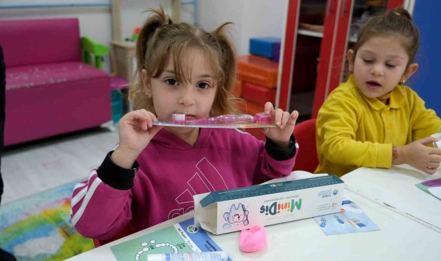 Miniklere eğlenerek diş fırçalama yöntemlerini öğrettiler