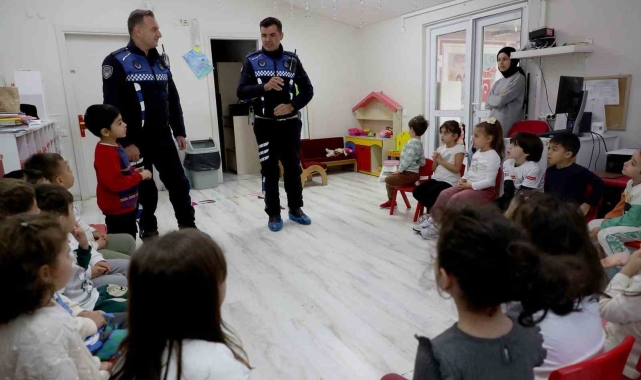 Minikleri trafik kurallarını zabıtadan öğreniyor