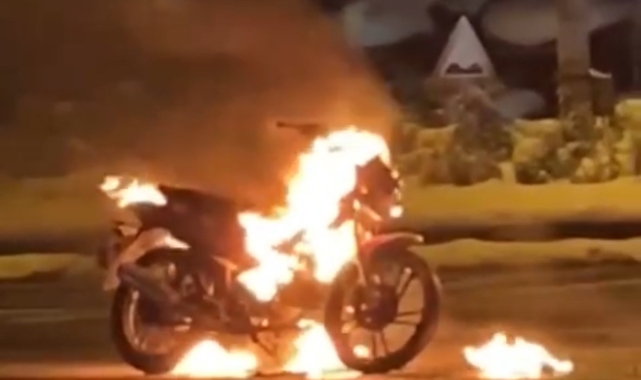Motosiklet alev alev yandı
