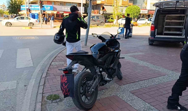 Motosikletinin plakasını okunmasın diye bereyle kapattı, cezadan kurtulamadı