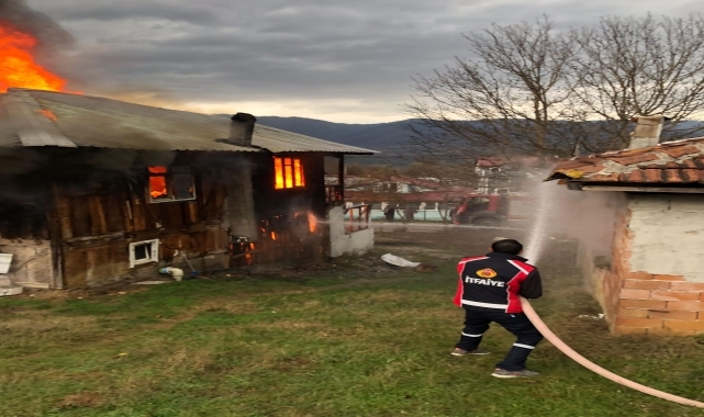 Mudurnu'da 2 katlı ahşap evde çıkan yangın söndürüldü