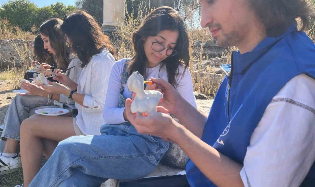 Muğla'da gönüllü gençler Stratonikeia'da sanatla buluştu