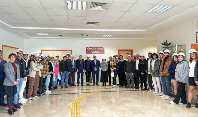 Mühendis adayları ilk baretlerini taktı