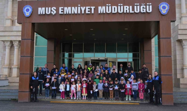 Muş polisi, çocuklara sinema keyfi yaşattı