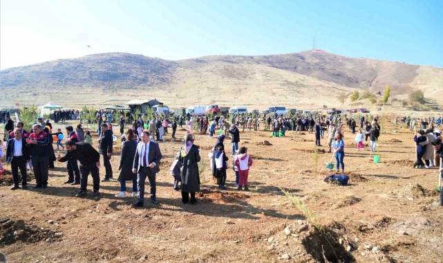 Muş'ta 11 bin fidan toprakla buluşturuldu