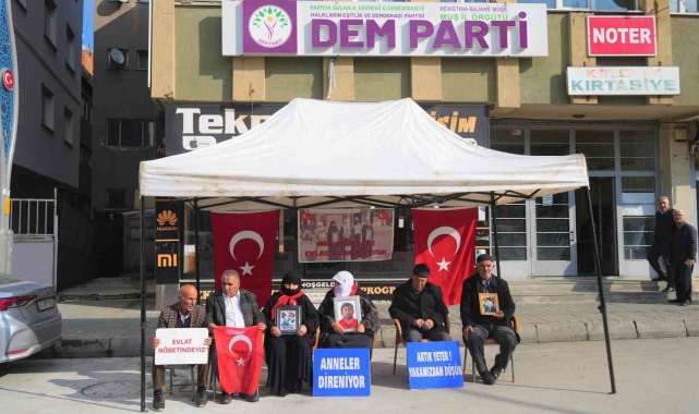 Muş&#039;ta ailelerin evlat nöbeti sürüyor