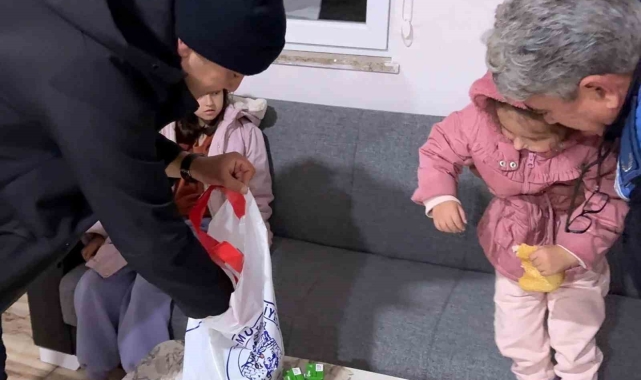 Mut terminalinde mahsur kalan yolculara çorba ve çay ikramı