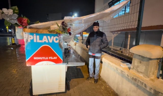 Naylon altında nohutlu pilav satarak evini geçindiriyor