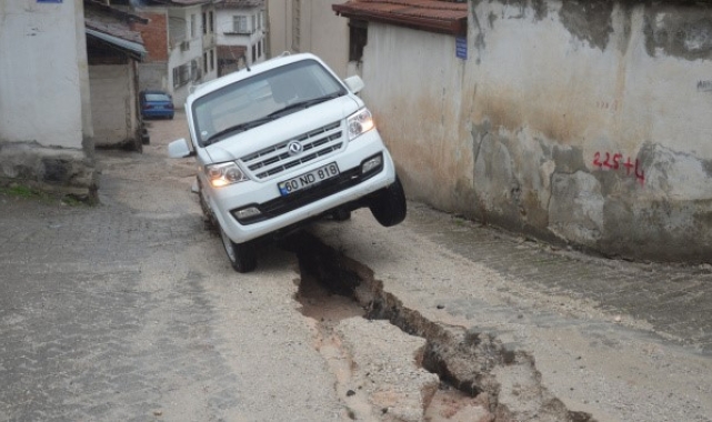 Niksar'da, belediye çalışmaları yetersiz kaldı, araç çukura saplandı