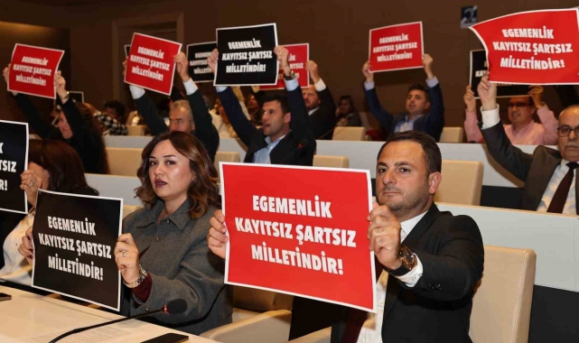 Nilüfer Belediye Meclisi'nde kayyım protestosu