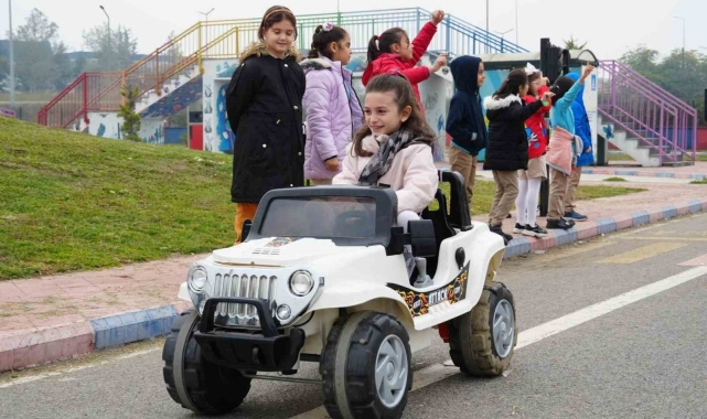 Öğrenciler trafik kurallarını öğreniyor