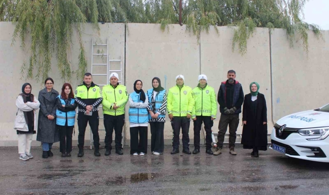Öğrencilerden polislere destek ziyareti