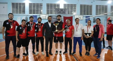Öğretmenler voleybol turnuvasında kıyasıya mücadele etti