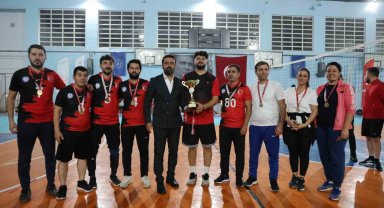 Öğretmenler voleybol turnuvasında kıyasıya mücadele etti