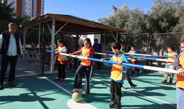 Okul bahçesinde canlı langırt, renkli görüntüler oluşturdu