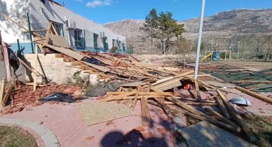 Okul, restoran ve evlerin çatıları uçtu, fırtına hayatı felç etti