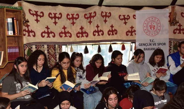 Osmaniye'de gençler ve protokol üyeleri kitap okuma etkinliğinde buluştu